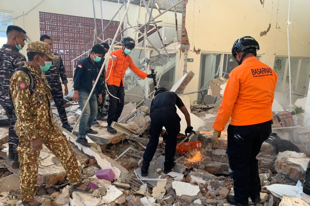 TNI deploys Hercules aircraft and warships to handle earthquake victims in NTT