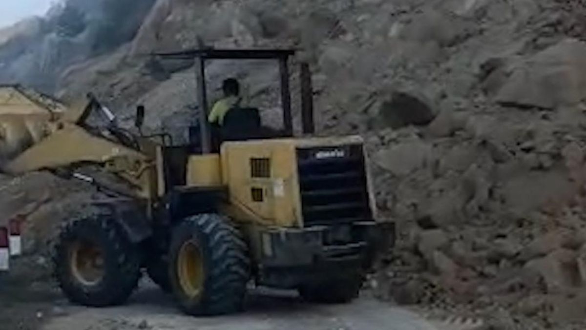 Landslide on Bajawa-Ende Route Following NTT Earthquake, Road Completely Cut Off