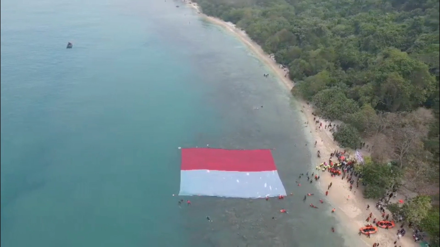 81st Indonesian Independence Day: Lanal Banten unfurls giant Red and White flag at sea