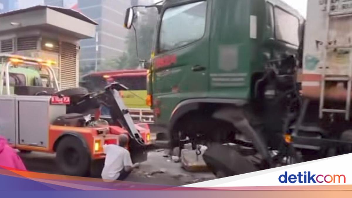 Truck Crashes into Busway Separator on Corridor 9, Traffic on Jalan MT Haryono Disrupted