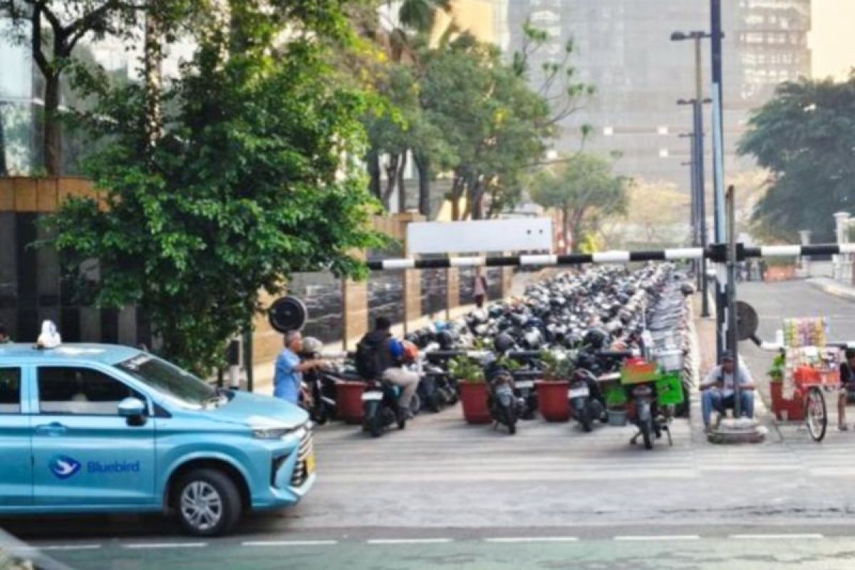 Jalan Masjid Hidayatullah Sudirman becomes illegal parking site for 150 motorcycles