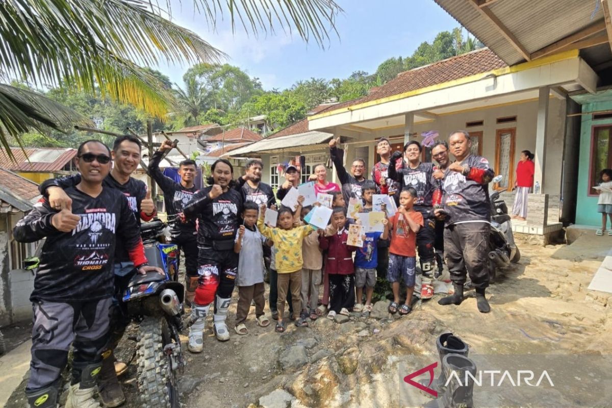Welcoming Independence Day, Cross Journalists Community provides aid in Hambalang