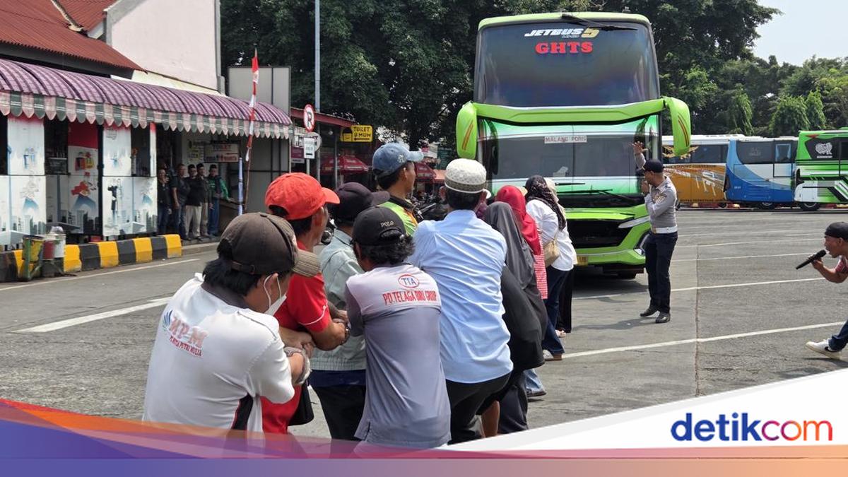 Kalideres Terminal Residents Celebrate Independence Day with Bus Pulling Contest