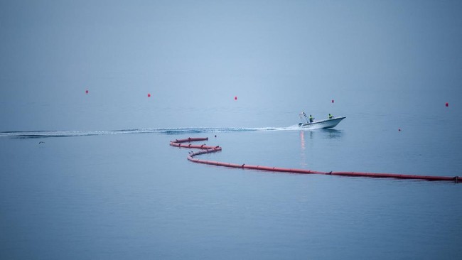 Spain Builds 500-Metre Sea Wall, Here Is What It Looks Like
