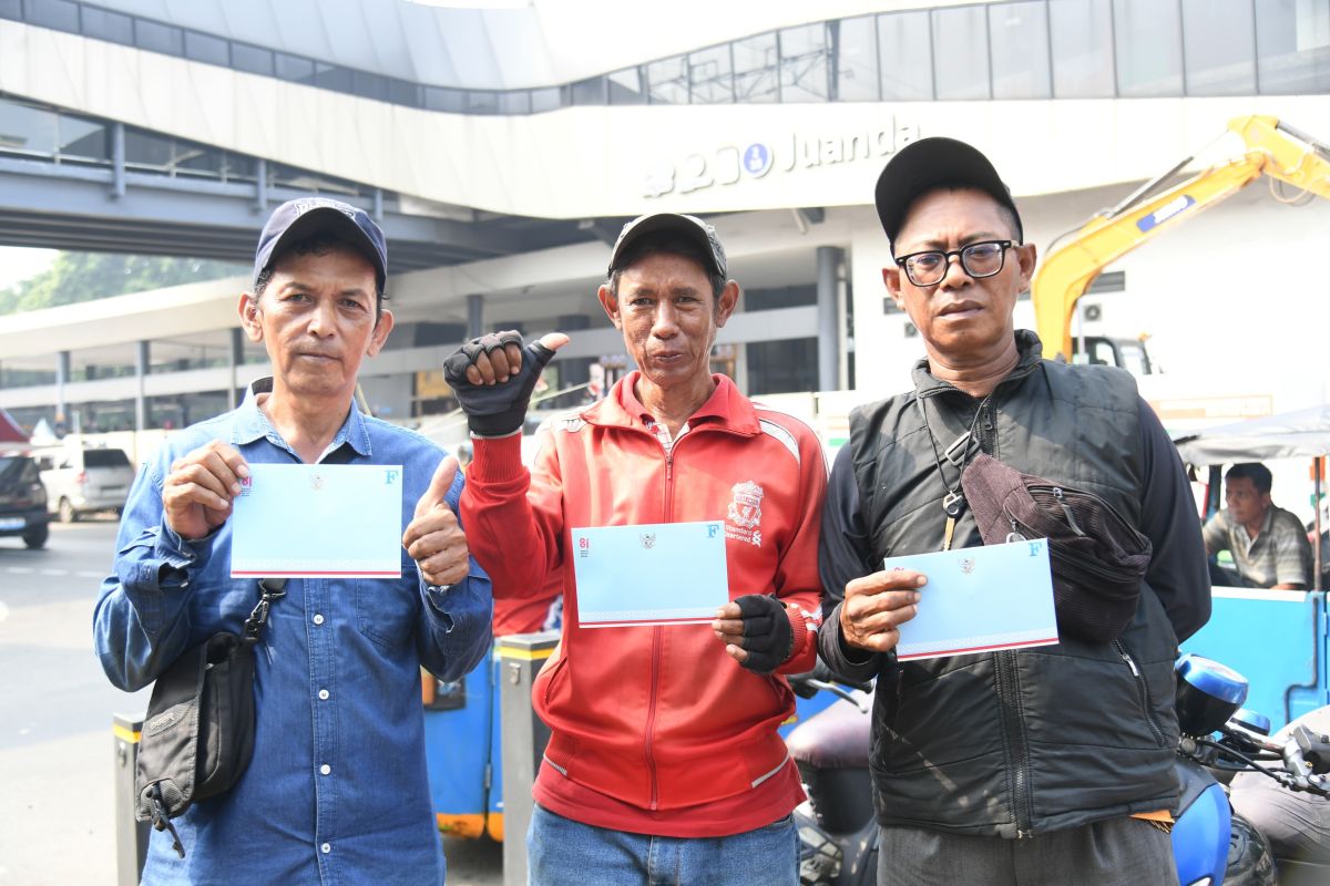 Ojek drivers and firefighters invited to the Palace