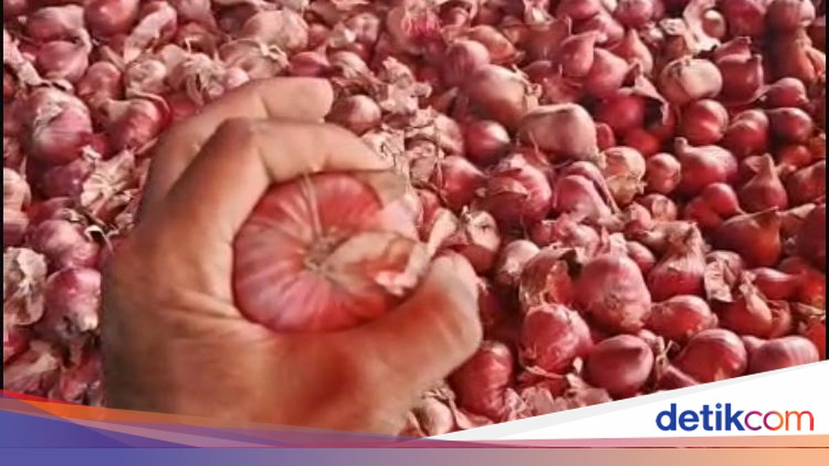 Thai Shallots Circulate in Klungkung's Galiran Market, Traders Anxious