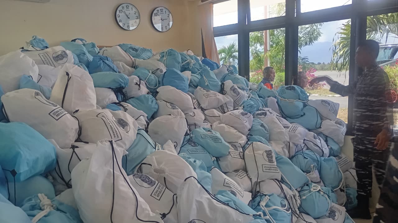 1,725 Presidential Staple Food Packages Arrive in Maumere