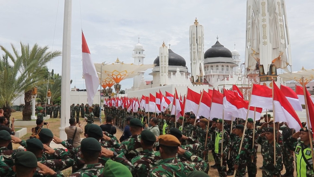 After riots, Banda Aceh once again adorned with red and white