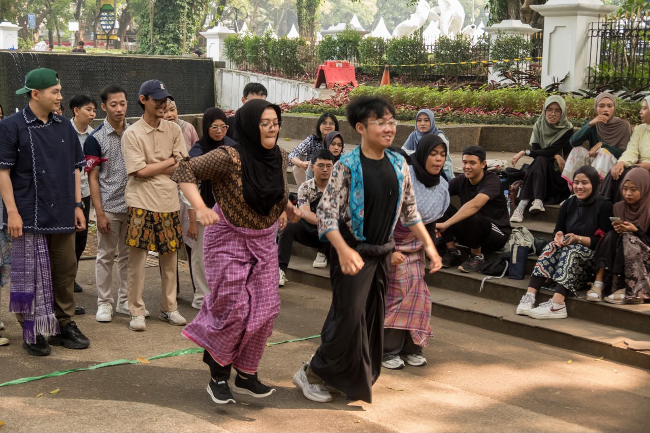 Gang Stones: A Unique Tradition Welcoming Independence Day in Bandung