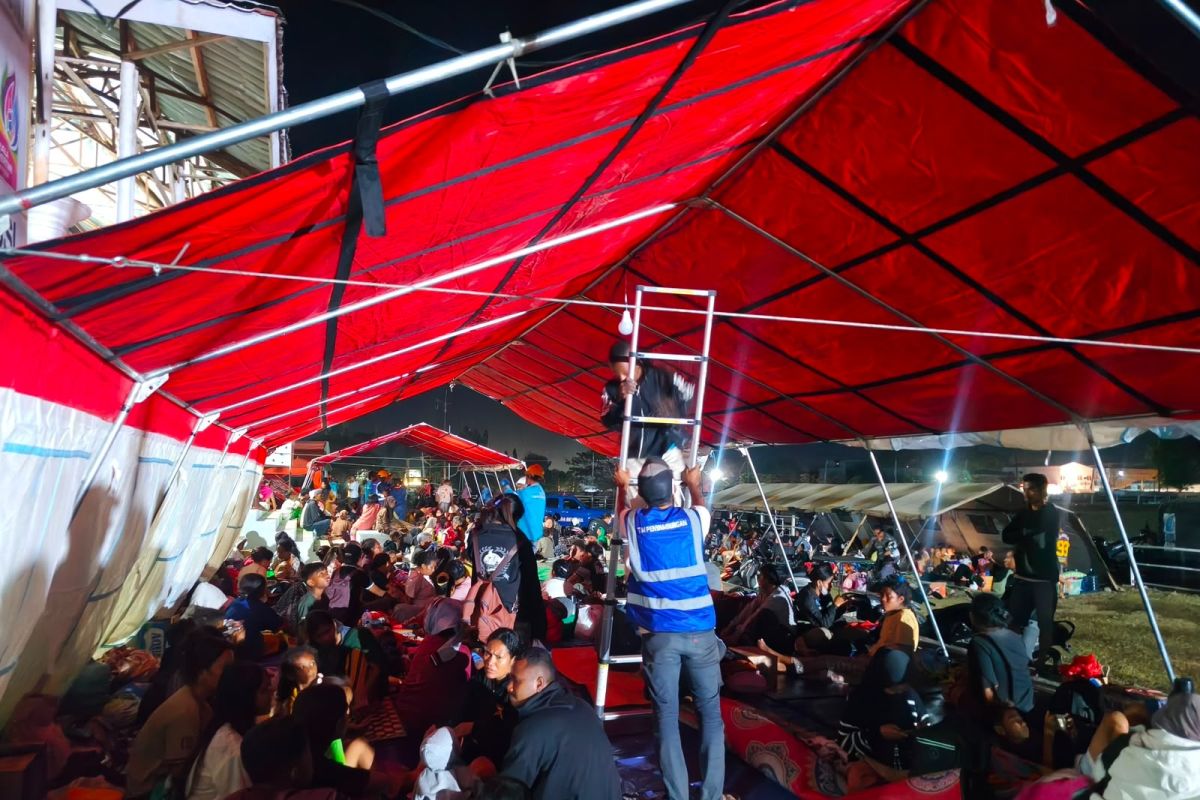 After Flores Earthquake, PLN Distributes Emergency Aid and Installs Lighting at Evacuation Posts