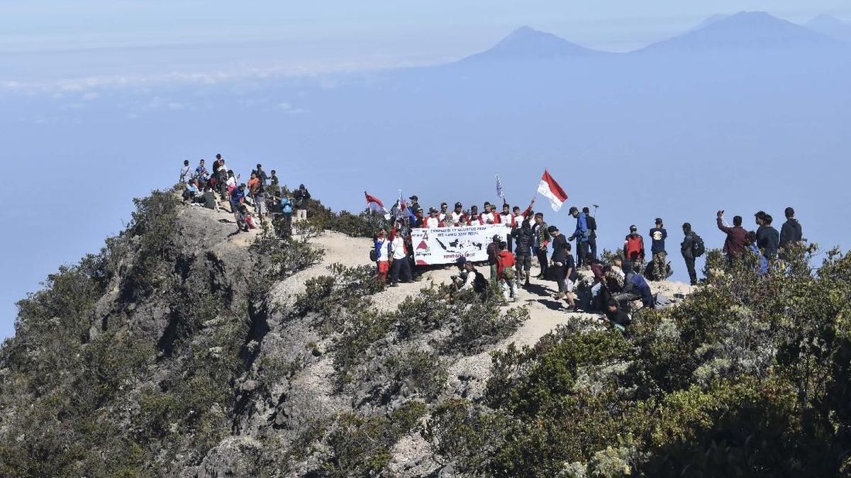 2,557 Climbers to Mark 17 August with Flag Ceremony on Mount Bawakaraeng, Basarnas on Standby