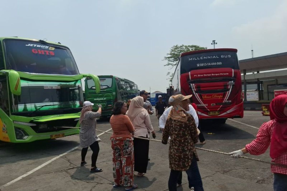 Unique bus-pulling contest for women held at Kalideres Terminal