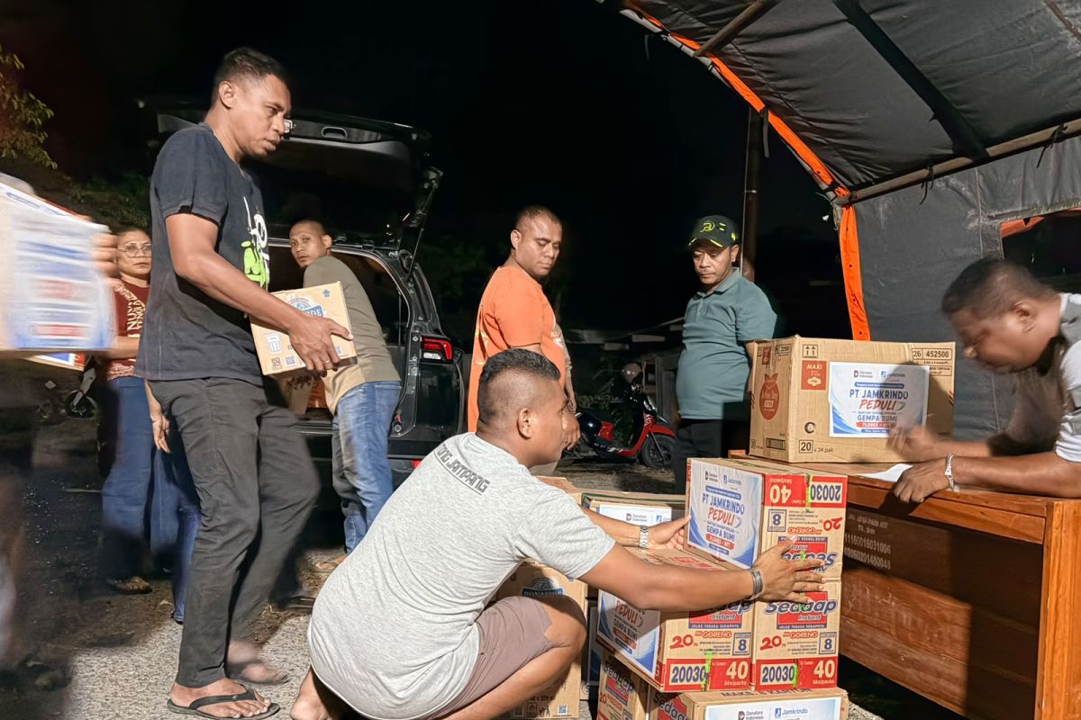 Jamkrindo distributes initial aid for Flores earthquake victims
