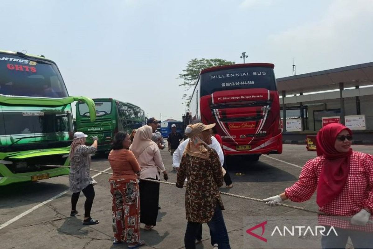 Jakarta yesterday: bus-pulling contest to Betawi games at Setu Babakan