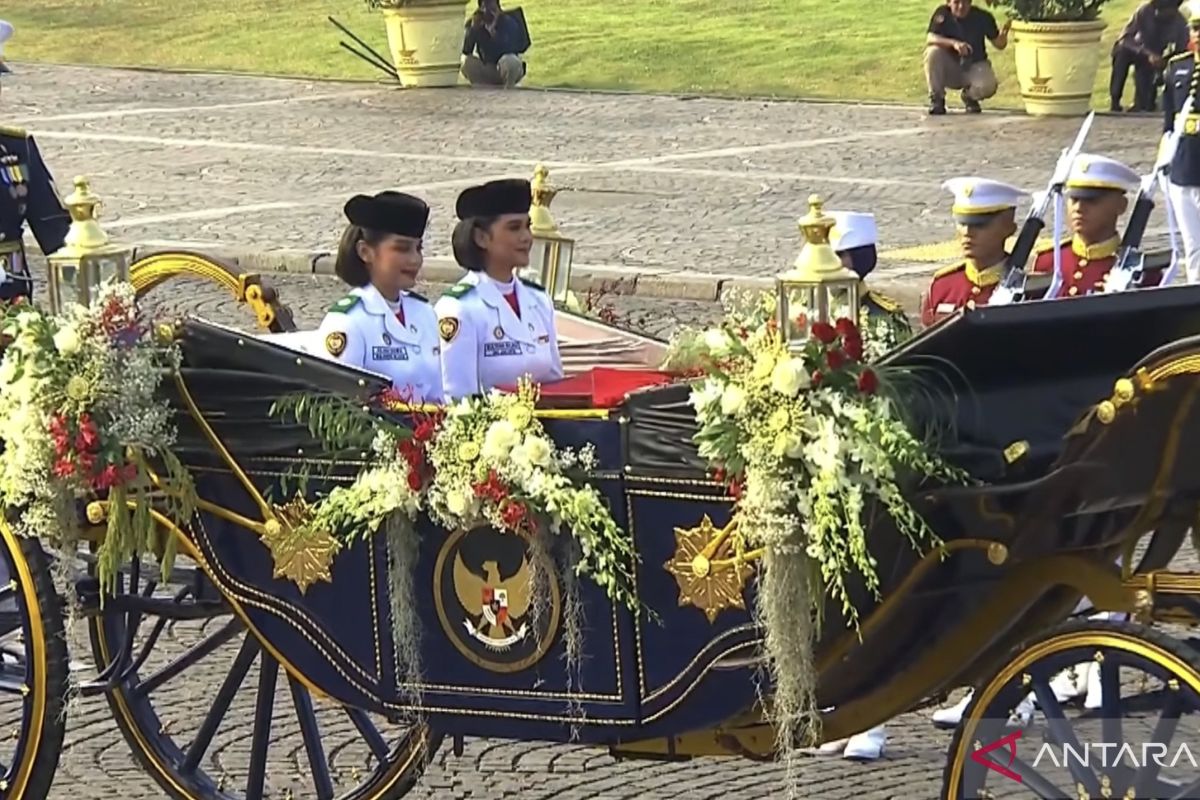 Garuda Prabayaksa carriage carries flag and proclamation text to the Palace