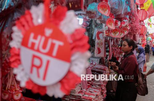 Residents Begin to Flock to Monas Ahead of 81st Indonesian Independence Day Procession