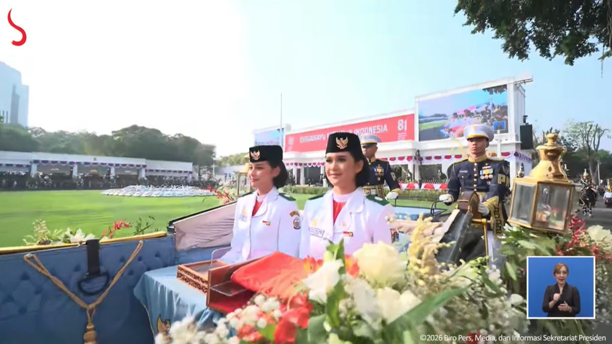 Garuda Prabayaksa Carriage Arrives at Palace Carrying Flag and Proclamation Text