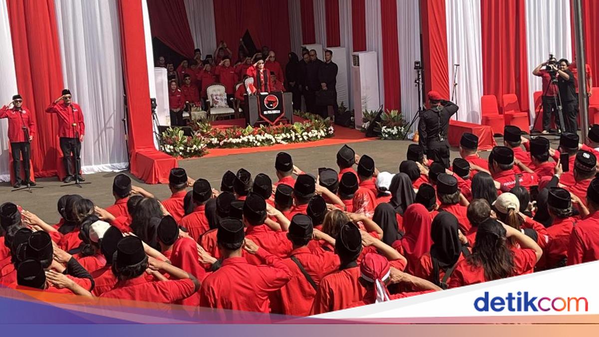 Absent from Palace, Megawati Leads Independence Day Ceremony at PDIP Party School
