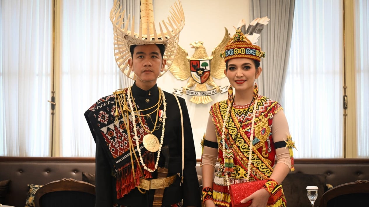Gibran Attends Proclamation Ceremony Wearing NTT Traditional Attire