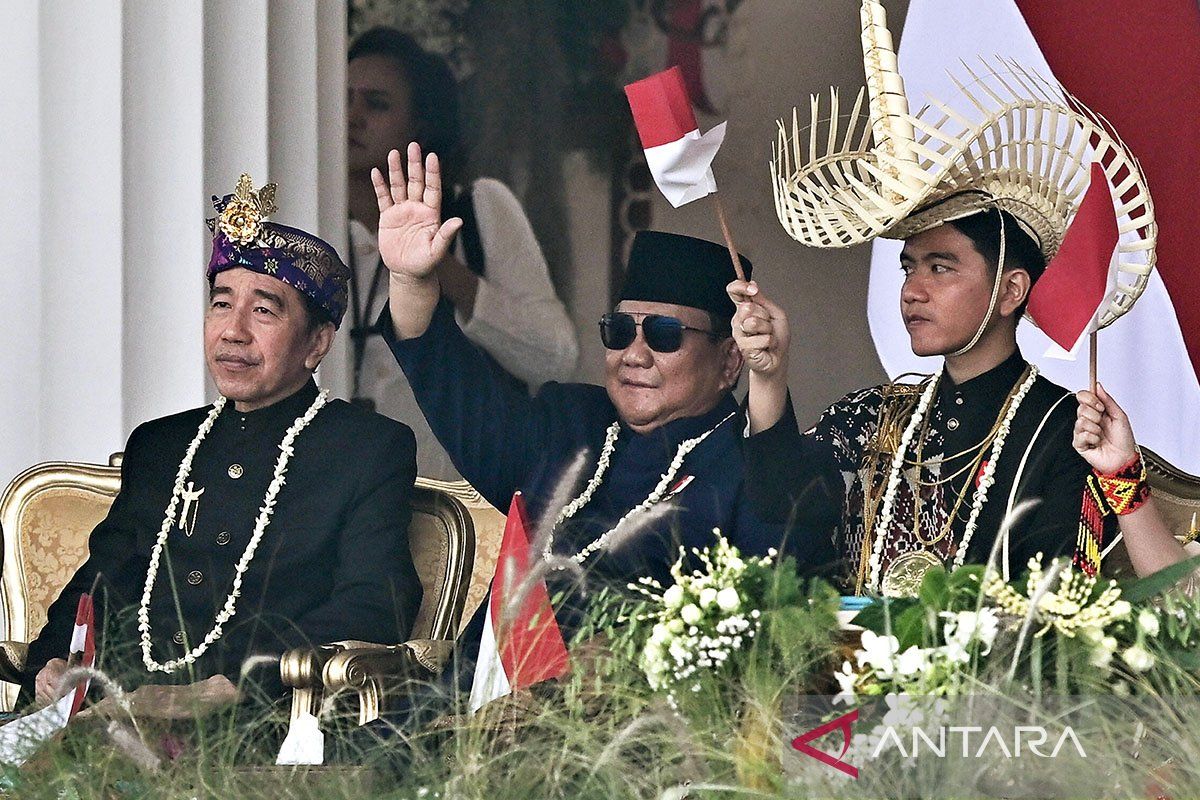 Prabowo smiles flanked by Jokowi and Gibran at 81st Indonesian Independence Day entertainment