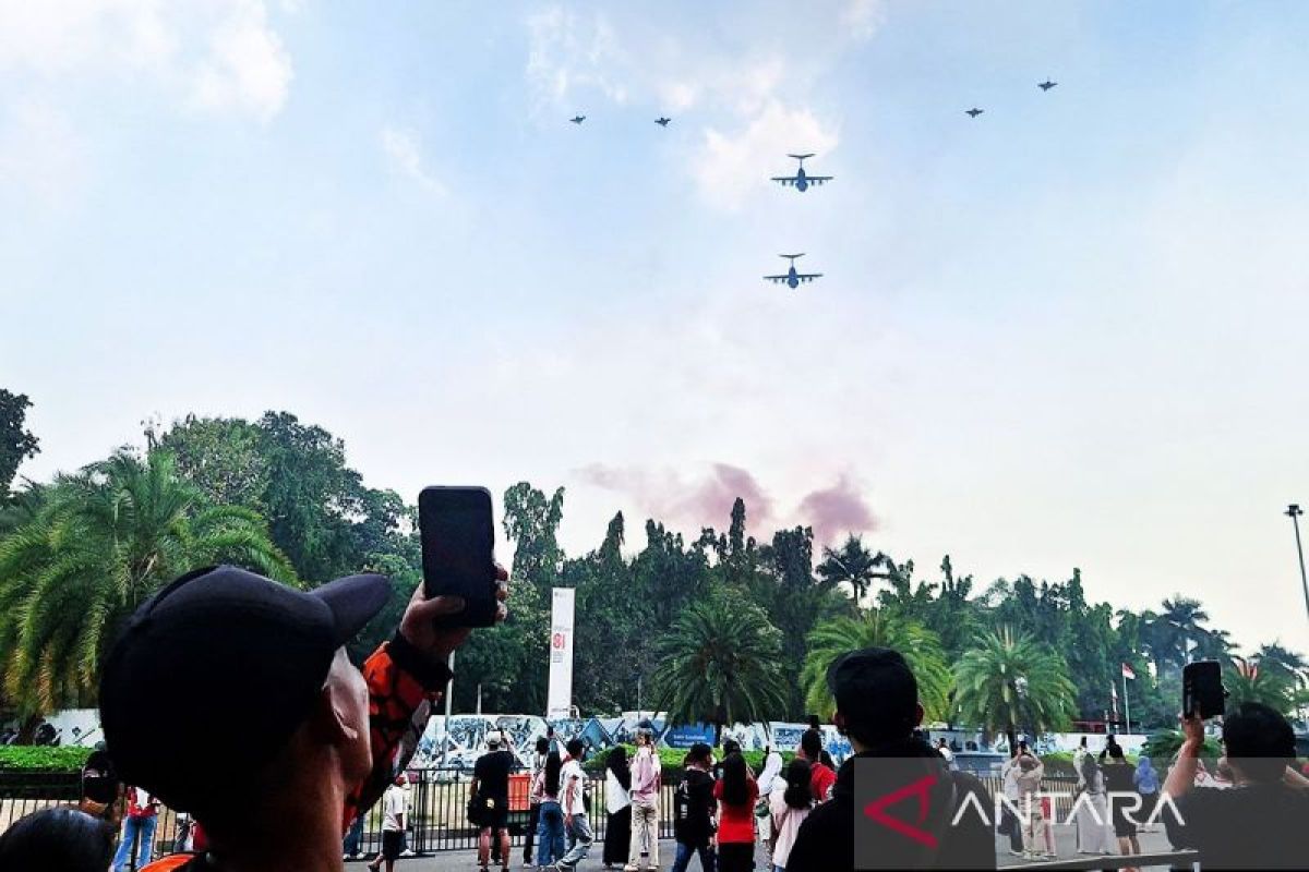 Residents capture fighter jet display at Monas to welcome Indonesia's Independence Day