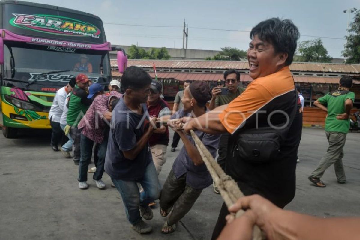 Lebak Bulus Terminal plans to make bus-pulling contest an annual event