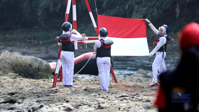 Rare Moment: Red and White Flag Raised in the Ciliwung River