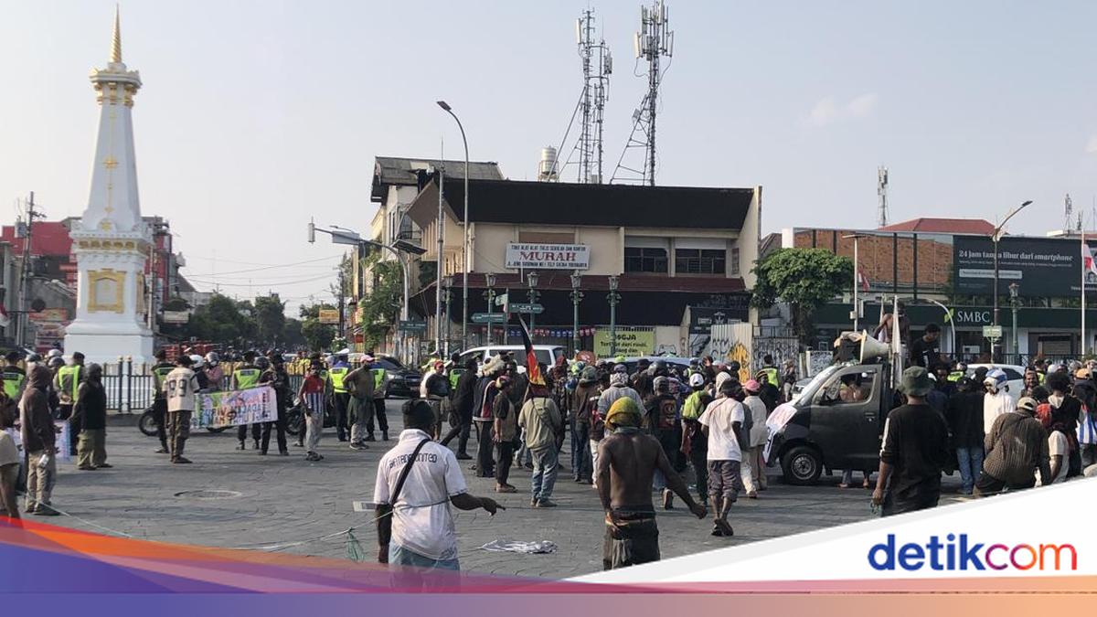 Papuan Student Alliance Holds Protest at Tugu Jogja