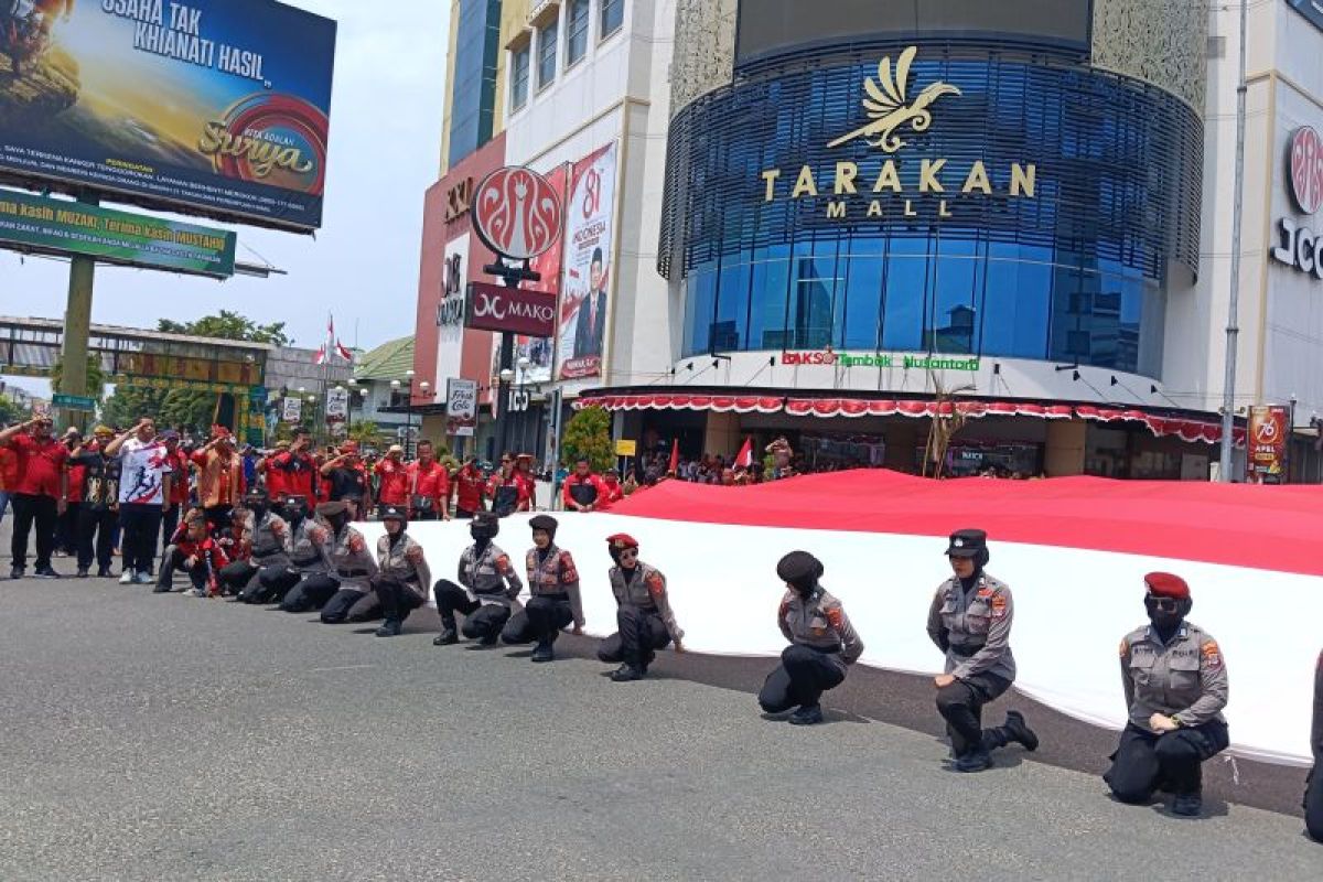 17-metre flag unfurled at Proclamation moment in Tarakan