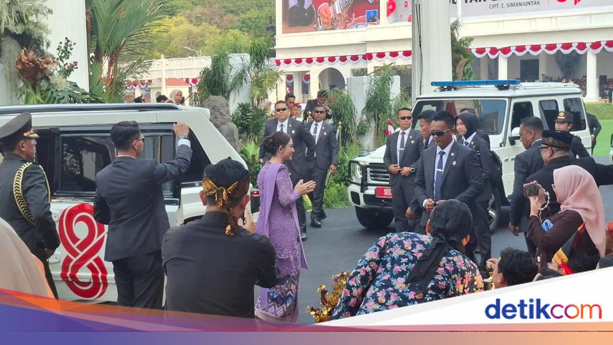 Gibran and Selvi Ananda Arrive at Palace for Independence Day Flag-Lowering Ceremony