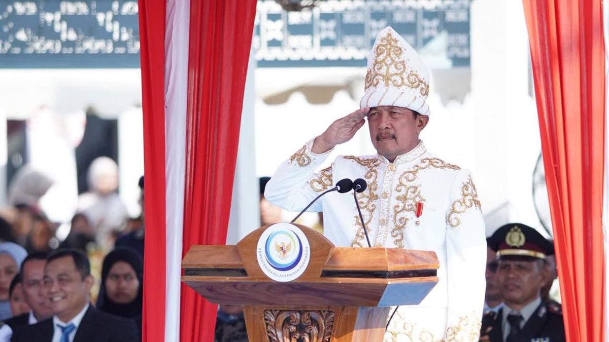 Trenggono Holds Independence Day Ceremony at Merah Putih Fishing Village Sorue Jaya