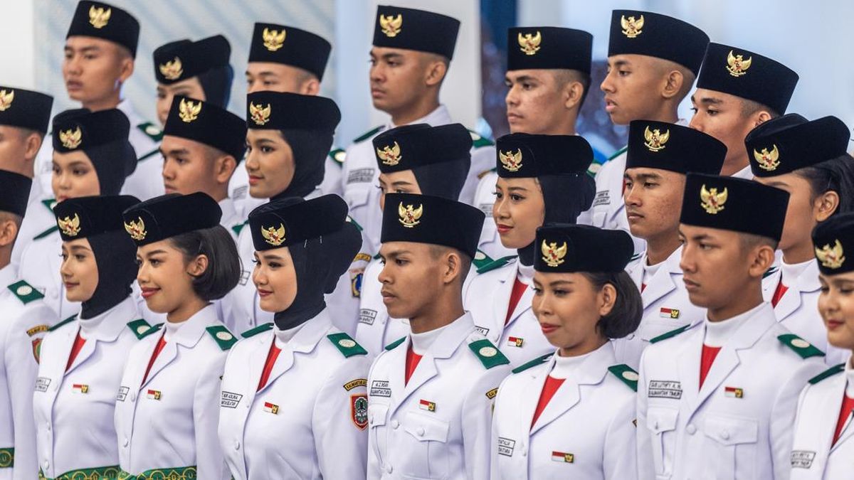 Indonesia Adil Makmur: Paskibraka Team at Flag-Lowering Ceremony