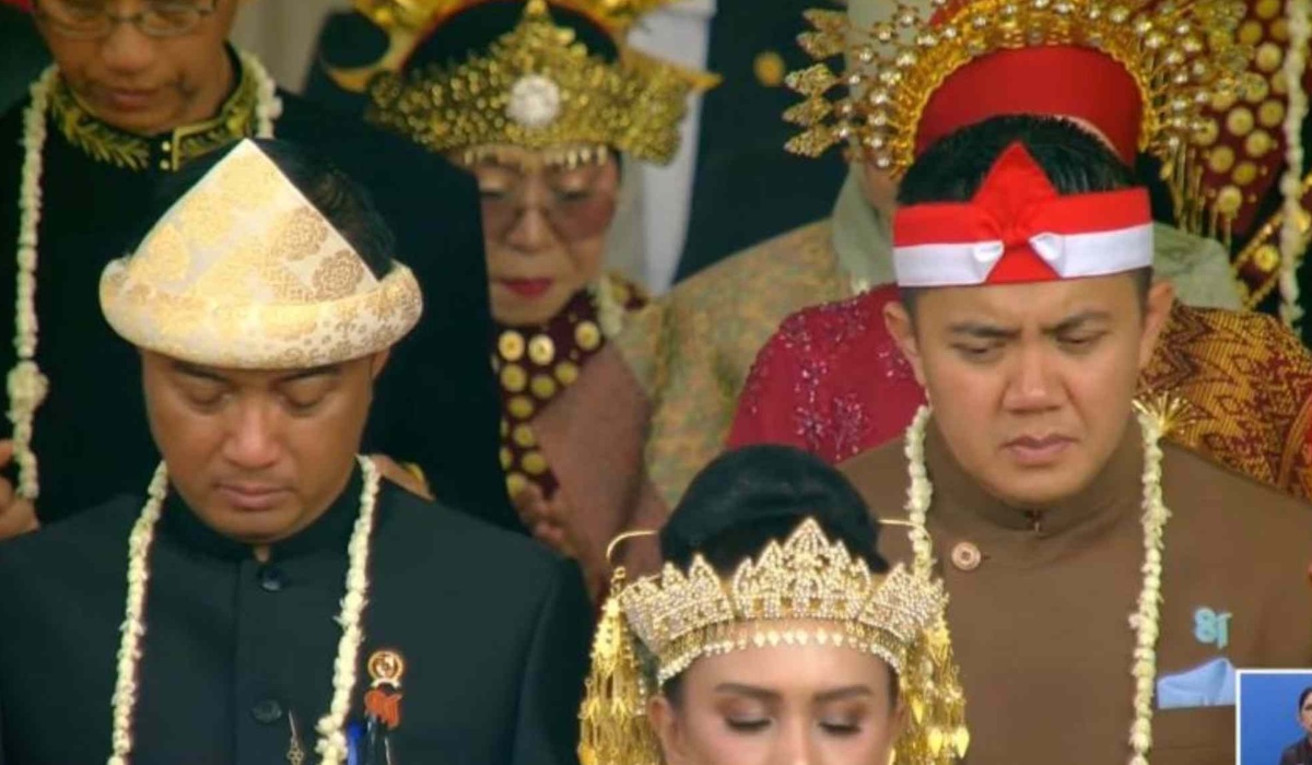 Fashion Experts Highlight Traditional Elements in Cabinet Secretary Teddy's Attire at Indonesia's 81st Independence Day