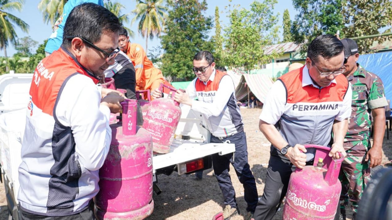 Pertamina CEO Distributes Aid and Leads 81st Independence Day Ceremony at Flores Earthquake Site