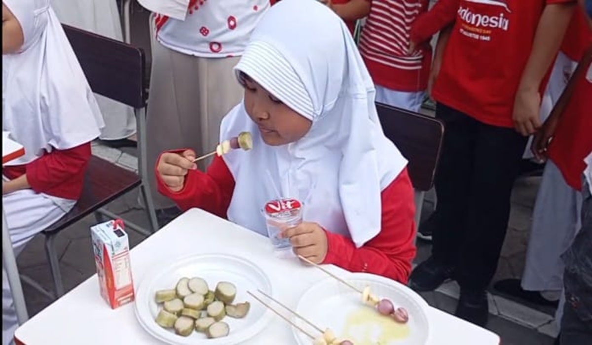 Brebes School Holds Shallot Satay Eating Contest for Indonesia's 81st Independence Day