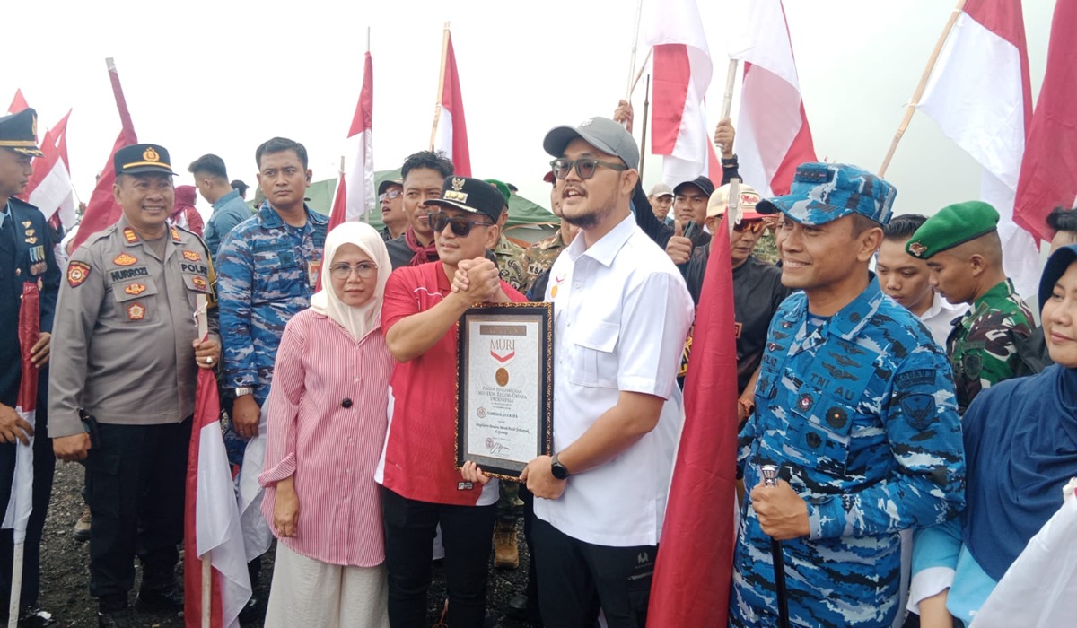 2,681 Red and White Flags Flown at Mount Galunggung Crater Break MURI Record