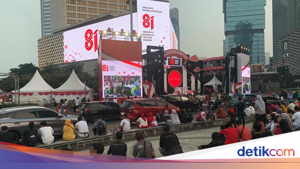 Crowds Flock to Bundaran HI to Watch Flag-Lowering Ceremony