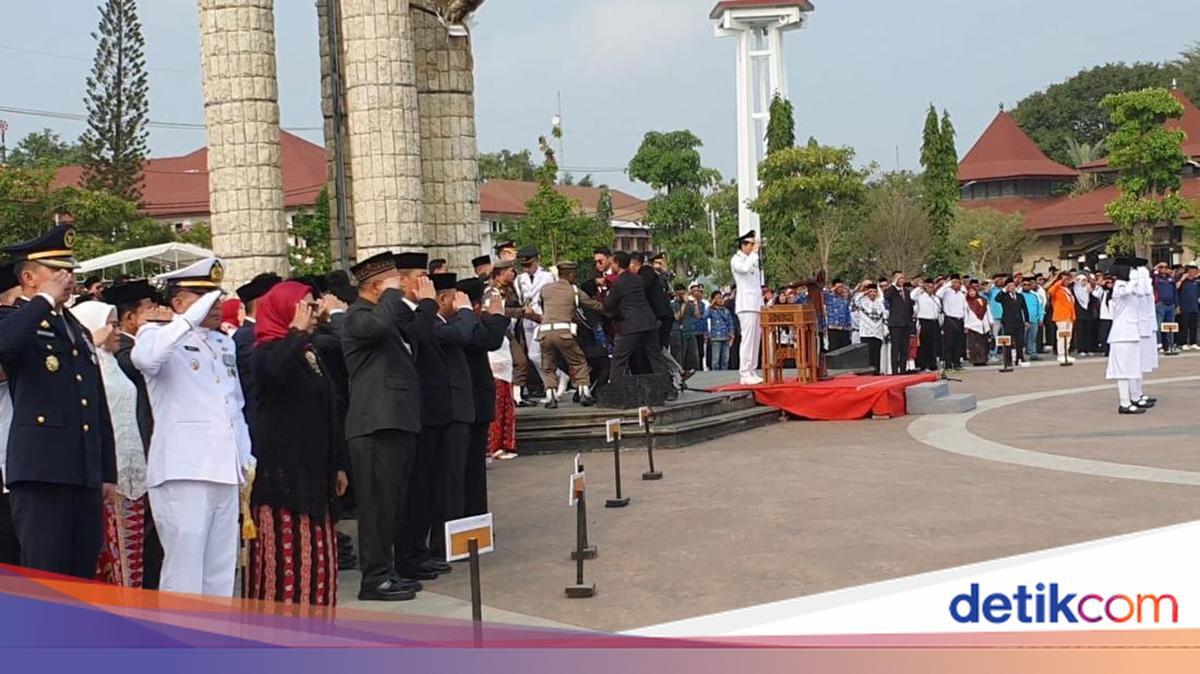 Mentally Disturbed Woman Disrupts Independence Day Ceremony in Indramayu, Nearly Embraces Lucky Hakim