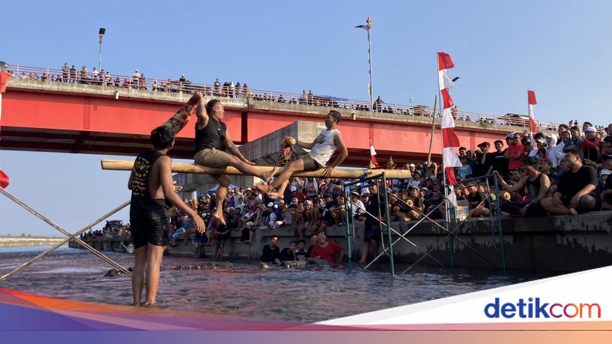 Pillow Fighting Contest at Tukad Unda Draws Laughter