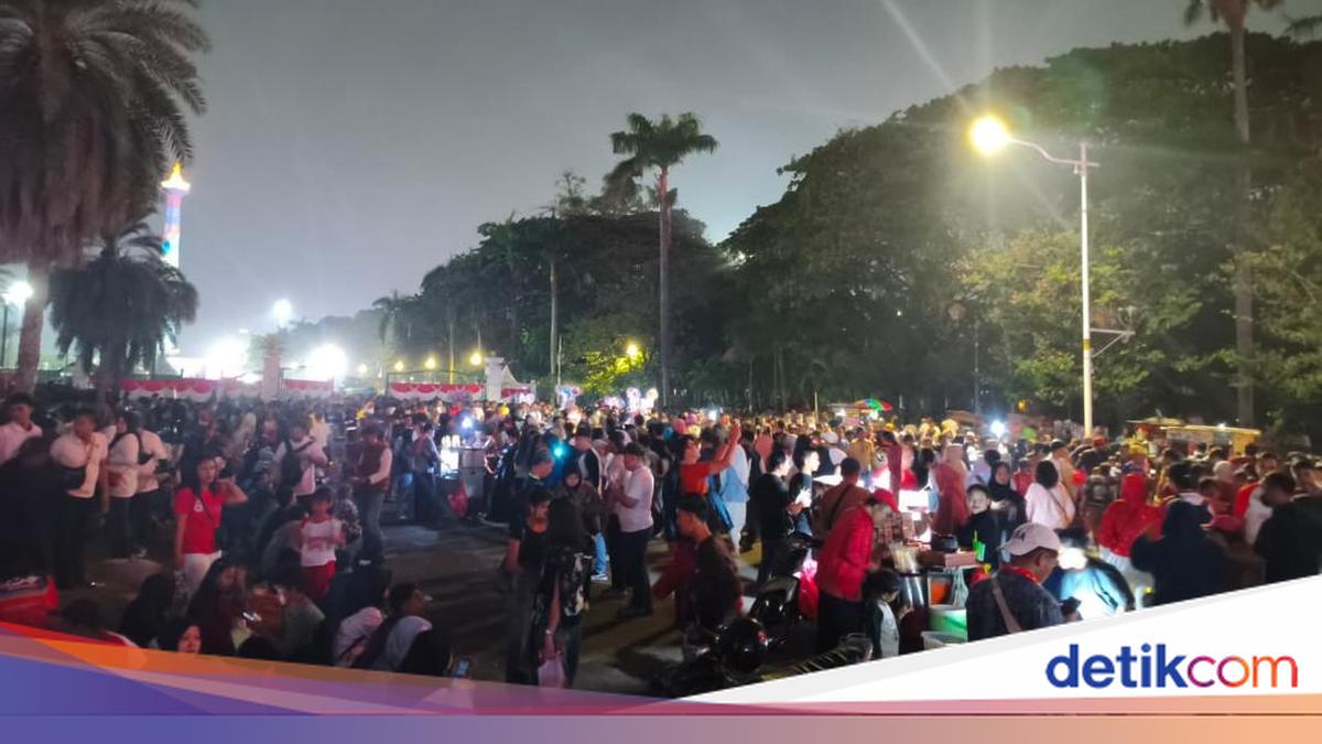 Crowds Flock to Monas for Malam Merdeka Celebrations