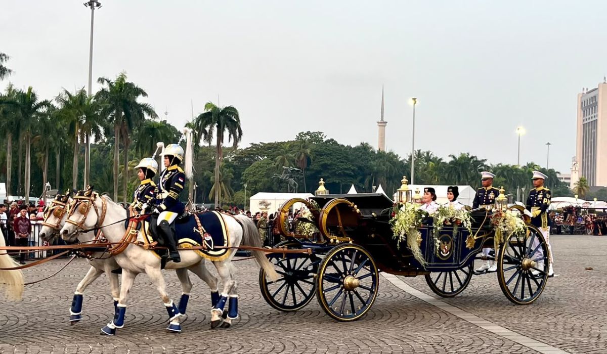 Residents Enthusiastically Watch Return of Heritage Flag Procession at Monas