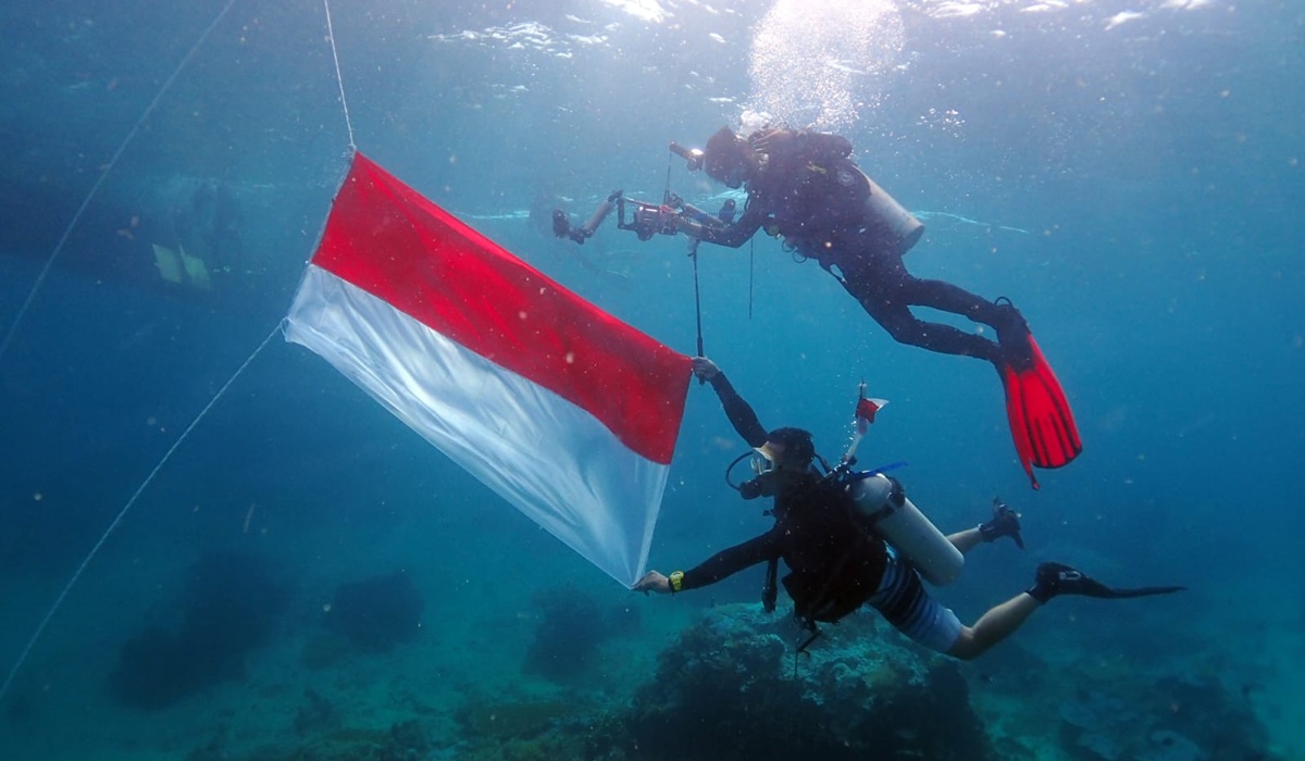 Spirit of Indonesia's 81st Independence Day: Underwater Flag Hoisting at Miang Island, East Kalimantan