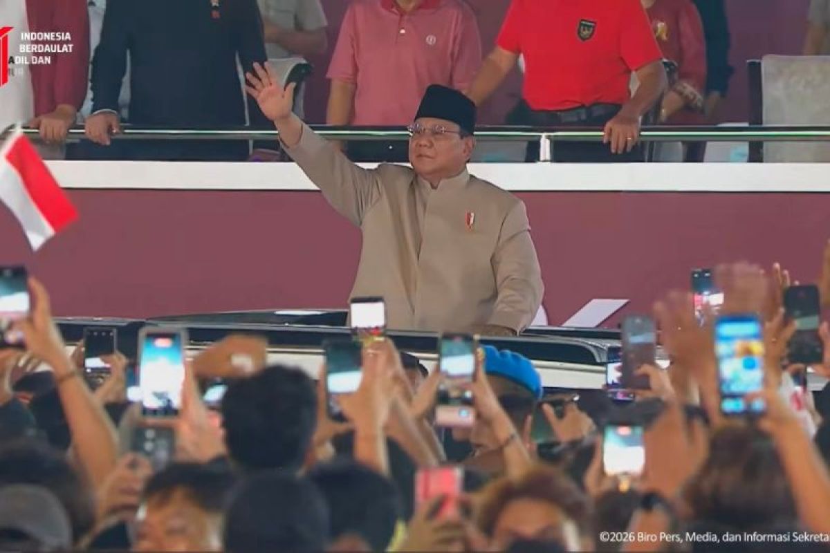 Prabowo greets public after watching independence carnival at Monas