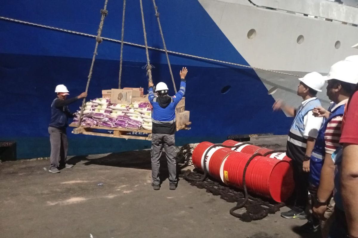Pelni begins transporting aid for NTT earthquake victims aboard KM Tidar