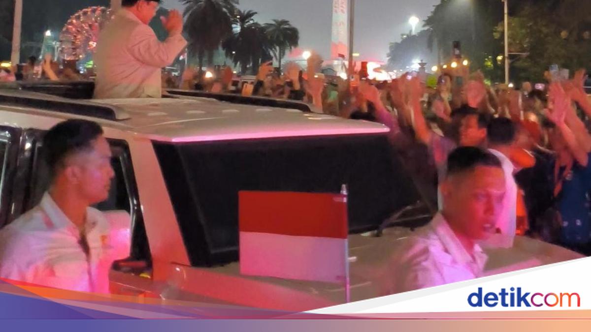 Prabowo Salutes and Greets Public After Attending Merdeka Night Carnival