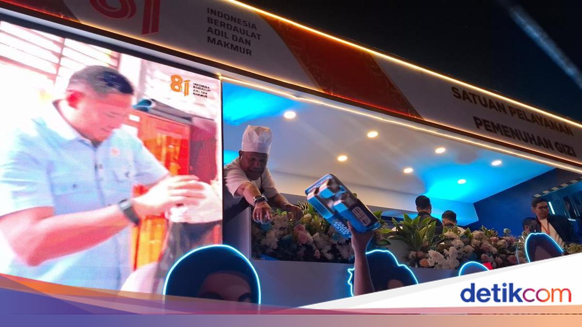 Residents Enthusiastically Scramble for Ompreng from BGN Vehicle at Merdeka Night Carnival