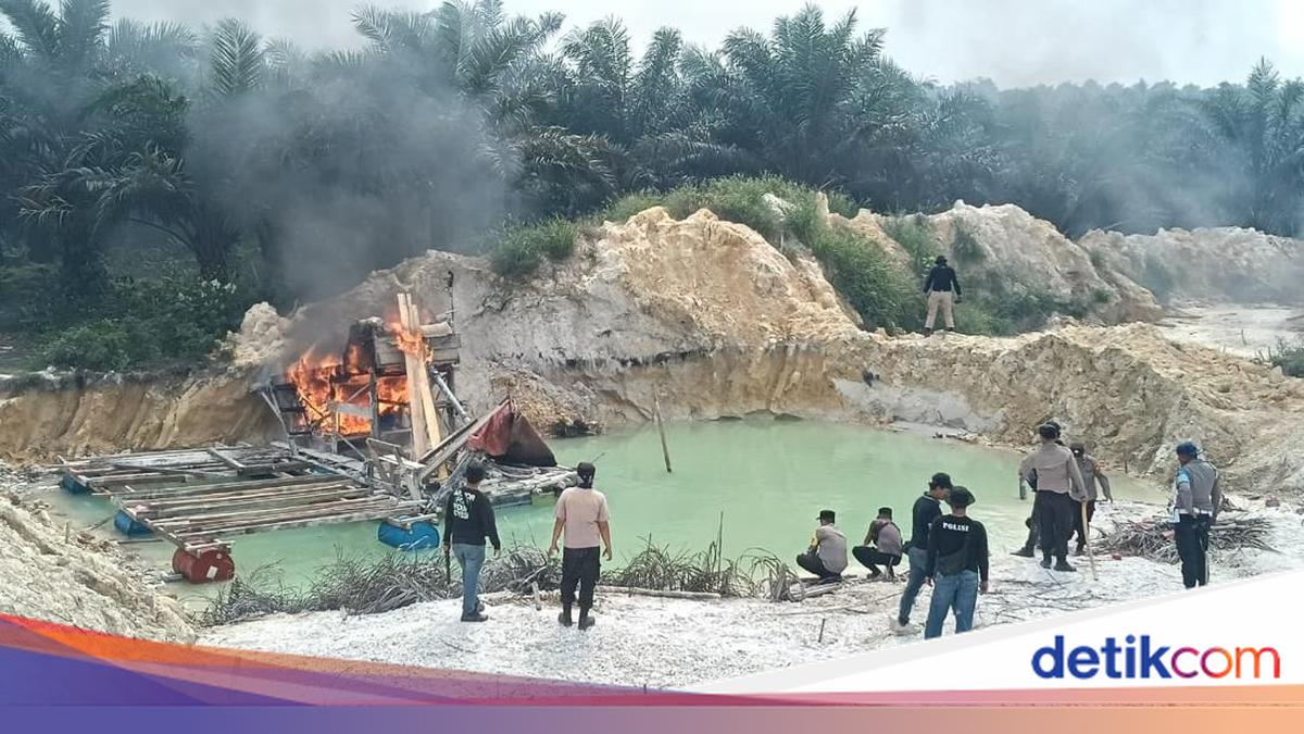 Riau Police Destroy 525 Rafts in 14-Day Illegal Gold Mining Operation