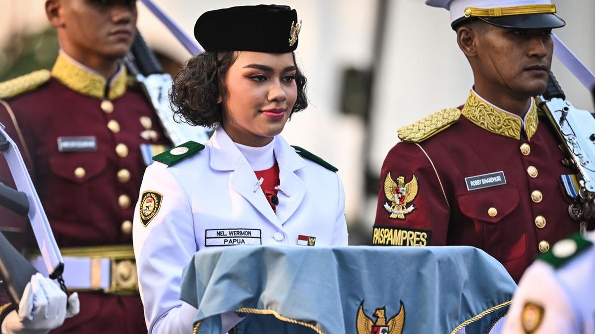 Papuan Paskibraka Member Nervous While Carrying Tray During Flag-Lowering Ceremony