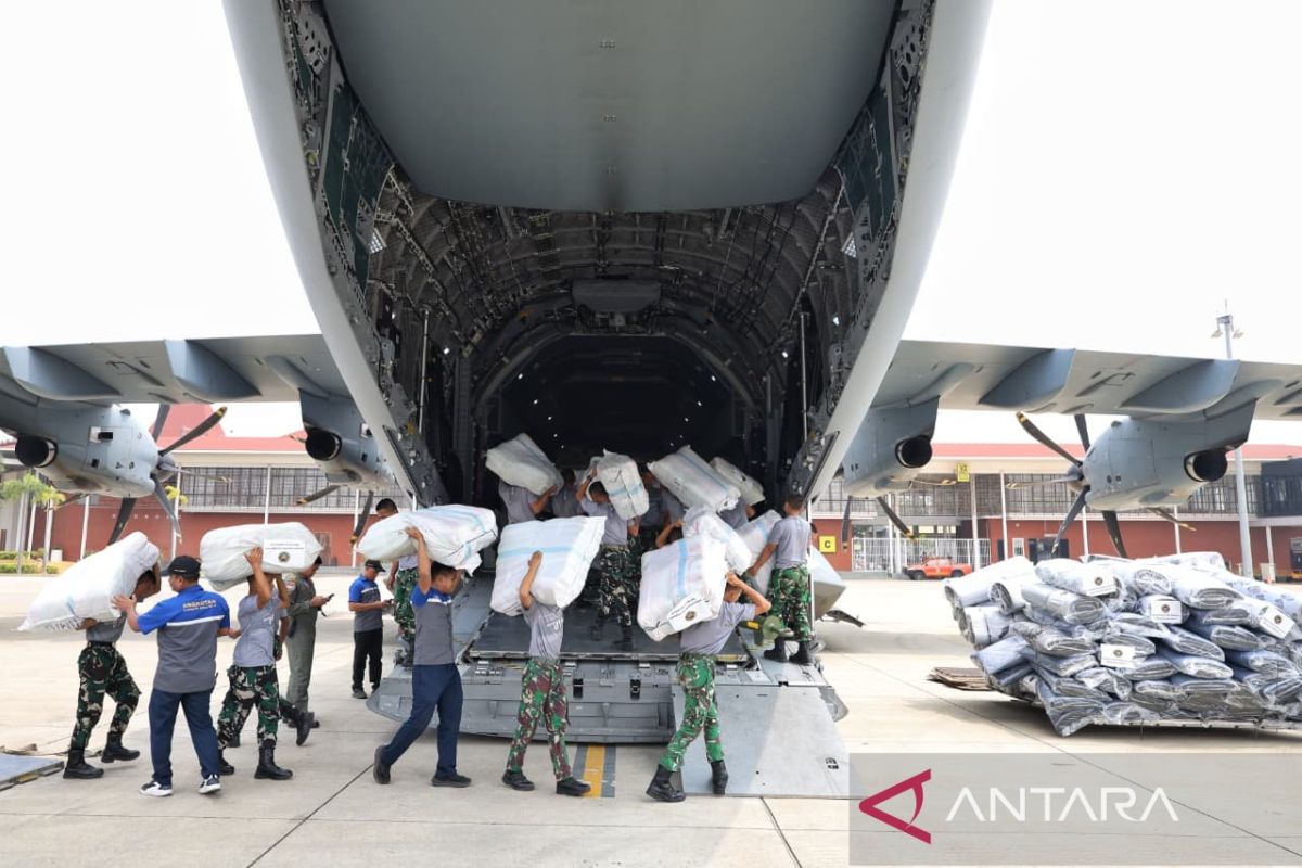 Defence Minister distributes 20 tonnes of logistical aid for earthquake victims in NTT