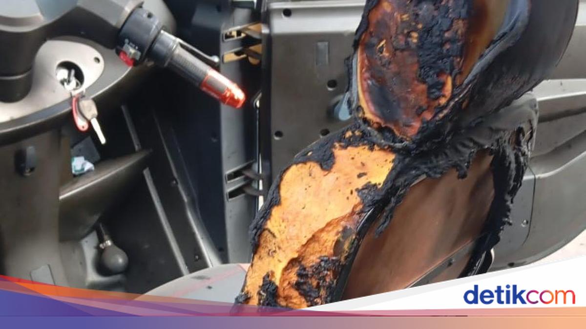 Electric Car Catches Fire Near Goa Jepang in Klungkung, Extinguished Using Sand